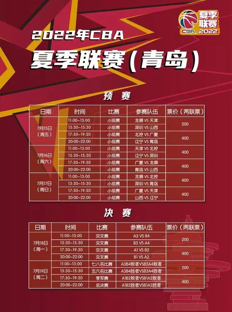 主持人正在介绍，说：这两辆车都已经被订走了，属于私人物品，诸位可以观看、可以拍照，但是不能触摸，谢谢大家配合。